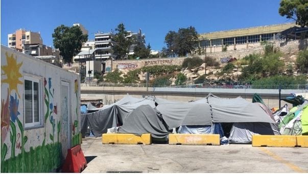 港のE1ゲートへ入ると簡易テントがびっしり並んでいた。