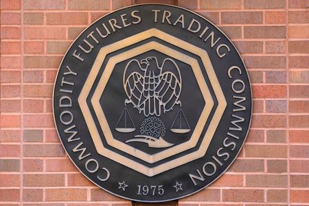 　８月４日、    米商品先物取引委員会（ＣＦＴＣ）は、ＣＦＴＣ登録先物取引所に上場された現物暗号資産（仮想通貨）契約の取引を許可すると発表した。写真はワシントンのＣＦＴCで２０２０年８月撮影（２０２５年　ロイター/Andrew Kelly）