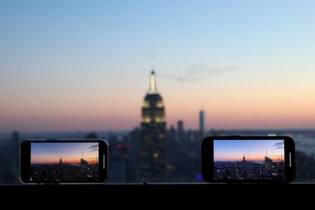 調査会社カウンターポイント・リサーチによると、世界のスマートフォン出荷台数は２０２４年に３％増加する見通し。２０２２年２月撮影（２０２４年　ロイター/Andrew Kelly/File Photo）