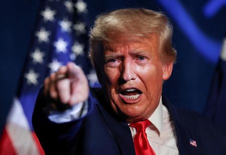 トランプ前米大統領は６日、２０２０年大統領選で敗北した結果を覆そうとしたとして起訴された問題で、裁判を担当する連邦地裁判事では公正な審理は望めないと主張し、判事の交代と首都ワシントン以外の裁判所への変更を求める考えを示した。写真は、２０２３年８月５日に米サウスカロライナ州で開かれたイベントで発言するトランプ氏。（２０２３年　ロイター／Sam Wolfe）