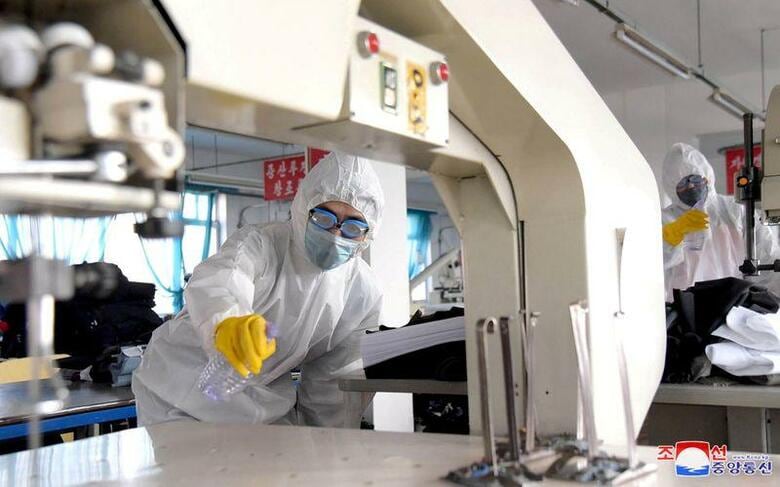 北朝鮮は、新型コロナウイルスの感染者が報告されていない数少ない国の1つだが、引き続き検査を実施し、500人超に隔離措置を取っている。写真はピョンヤンで消毒作業を行う人々。3月4日、KCNA配信（2020年　ロイター/North Korea\'s Korean Central News Agency)