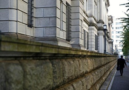 　１０月６日、日銀が保有する長期国債残高が、２０１３年４月に大規模緩和を開始して以降、９月末に初めて前月比で減少した。写真は日銀本店。２０１６年１１月撮影（２０１７年　ロイター/Kim Kyung-Hoon）