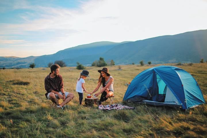 キャンプは自然に親しみながら家族の絆を強めるチャンス LECHATNOIR/ISTOCK