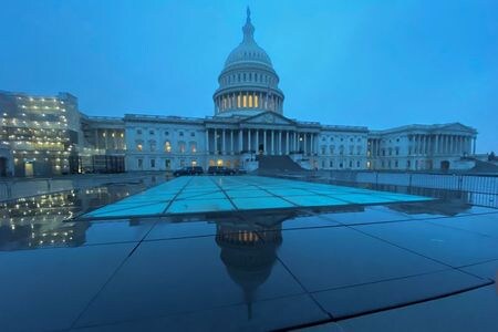 　１２月１６日、米議会指導部とトランプ政権が暫定合意した２０２０会計年度（２０年９月３０日まで）の連邦予算案が明らかになった。写真は米議会。１２月９日、ワシントンで撮影（２０１９年　ロイターJonathan Ernst）