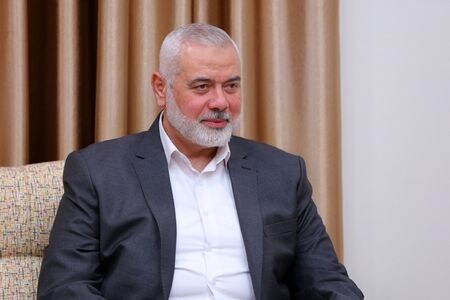 パレスチナ自治区ガザを実効支配するイスラム組織ハマスの指導者ハニヤ氏は１日、ハマスがガザ地区で拘束しているイスラエルの人質は、パレスチナ人が直面した「死と破壊」に同様にさらされていると述べた。６月撮影（２０２３年　ロイター/Office of the Iranian Supreme Leader/WANA (West Asia News Agency) via REUTERS）