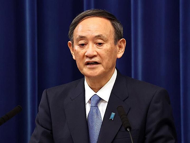 菅義偉首相（写真）は政府の対策本部会合で、新型コロナウイルス特別措置法に基づく緊急事態宣言の発令を表明した。都内で4日代表撮影（2021年　ロイター）