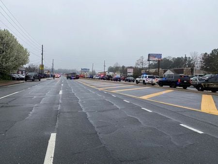 　米南部ジョージア州アトランタ近郊（写真）で１６日、同一人物によるとみられる銃撃事件が３件あり、アジア系の女性６人を含む８人が死亡した。容疑者の男は同日夜に州内で逮捕された。写真は１６日撮影。提供写真（２０２１年　ロイター/Cherokee Sheriff\'s Office）
