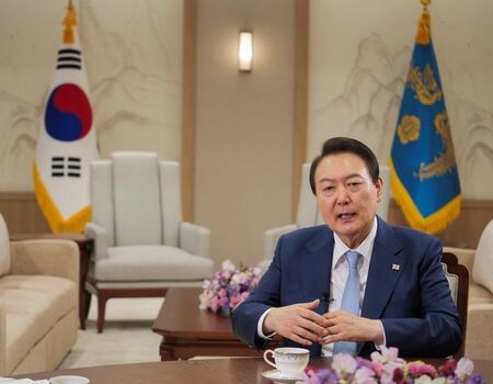 　韓国の尹錫悦大統領はロイターとのインタビューに応じ、中国には北朝鮮の行動に影響を与える責任があるだけでなく、その能力もあると述べた。ソウルで２８日撮影（２０２２年　ロイター/Daewoung Kim）