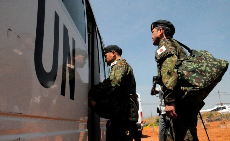 １１月２１日、駆け付け警護などの新しい任務を付与され、南スーダンでの国連平和維持活動（ＰＫＯ）に参加する、陸上自衛隊第１１次隊の先発隊が、首都ジュバに到着した（２０１６年　ロイター/Jok Solomun）
