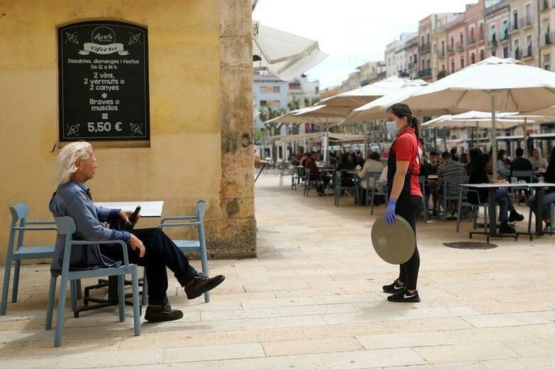 スペイン保健省は14日、新型コロナウイルス感染症による死者が217人増加し、2万7321人になったと発表した。タラゴーナで12日撮影(2020年　ロイター/NACHO DOCE)