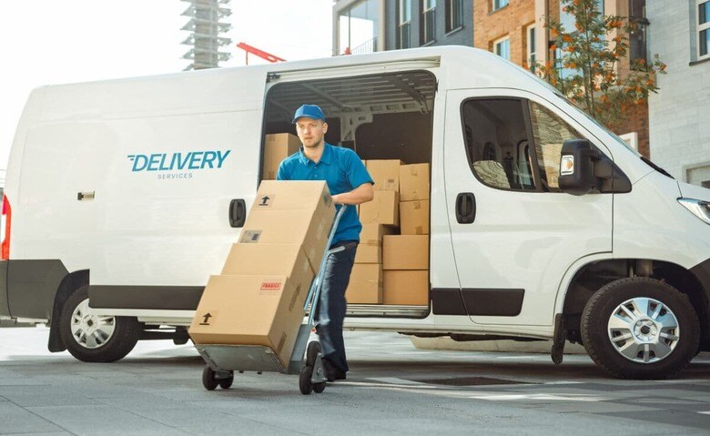 給与を時給換算で見るとそれぞれの職種のリアルな待遇が見えてくる　Gorodenkoff/Shutterstock