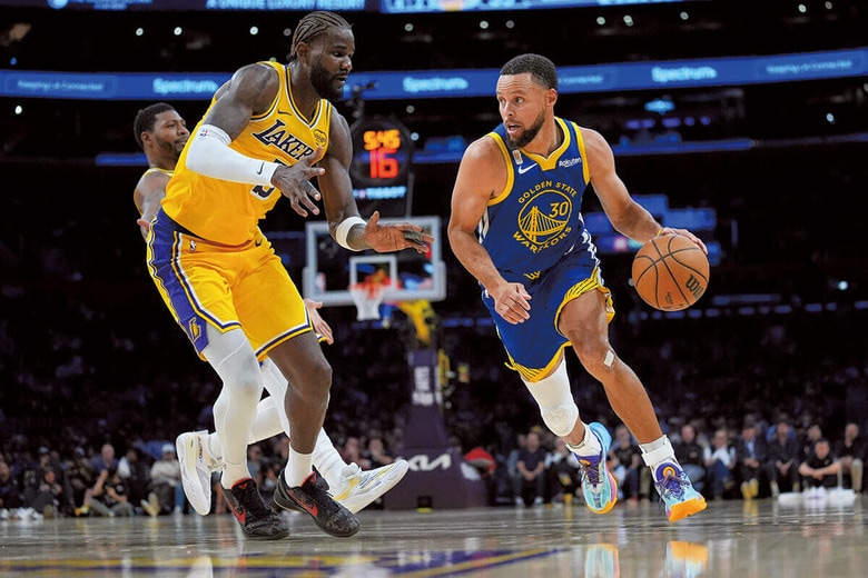 アンダーアーマーのシューズを履いてプレーするNBAのステフィン・カリー（右）　AP/AFLO