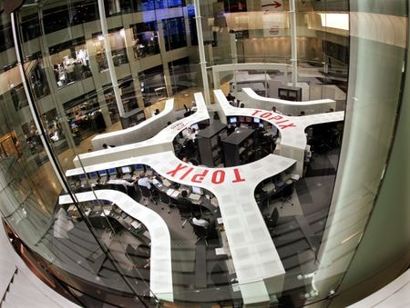 ２日午後の東京株式市場で、日経平均が心理的節目の４万円を回復した。回復するのは４月４日以来、約３カ月ぶり。