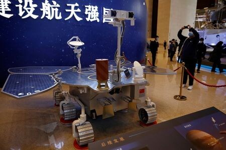 　５月１５日　新華社通信によると、中国の無人探査機「天問一号」が火星への着陸に成功した。写真は博物館に展示された天間一号の模型。３月３日、北京で撮影（２０２１年　ロイター/Tingshu Wang）