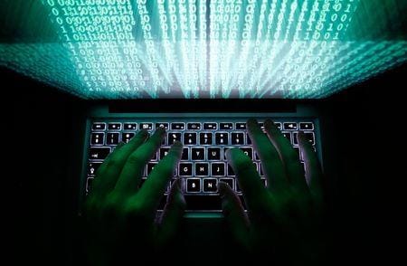 米ホワイトハウスは食肉加工大手ＪＢＳがサイバー攻撃を受けて操業に影響が出ている問題を巡り、ロシアの犯罪組織が攻撃を仕掛けた可能性があるとして、ロシア政府と連絡を取っていると明らかにした。写真は２０１３年２月、ワルシャワで撮影（２０２１年　ロイター／Kacper Pempel）