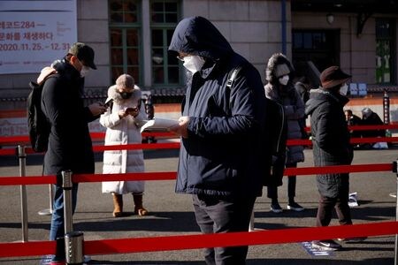 韓国の自治体で最大の人口を抱える京畿道が外国人労働者全員に２２日までに新型コロナウイルス検査を受けるよう命じたことで、長い待ち時間や当局の外国人に対する扱いにいらだちの声が上がっている。２０２０年１２月撮影（２０２１年　ロイター/Kim Hong-Ji）