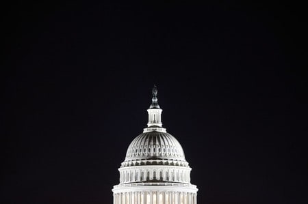 　５月３日、米議会下院は２０１７会計年度末（９月末）までの資金を手当てする１兆２０００億ドル規模の予算案を承認した。写真は米議会議事堂、２０１３年撮影（２０１７年　ロイター/Jonathan Ernst）