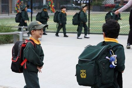 　５月２５日、オーストラリア最大の人口を擁するニューサウスウェールズ（ＮＳＷ）州は、学校での授業が再開した後も、保護者に可能な限り在宅勤務を継続するよう要請した。写真は学校へ戻った子供たち。ＮＳＷ州シドニーで撮影（２０２０年　ロイター／Loren Elliott）