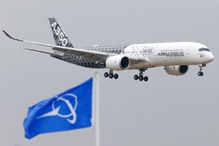 ６月１７日、英米両政府は航空機メーカー大手の米ボーイングと欧州エアバスを巡る貿易紛争を５年以内に解決することで合意した。写真は２０１５年６月、パリ近郊のルブルジェ空港に到着するエアバス機（２０２１年　ロイター/Pascal Rossignol）