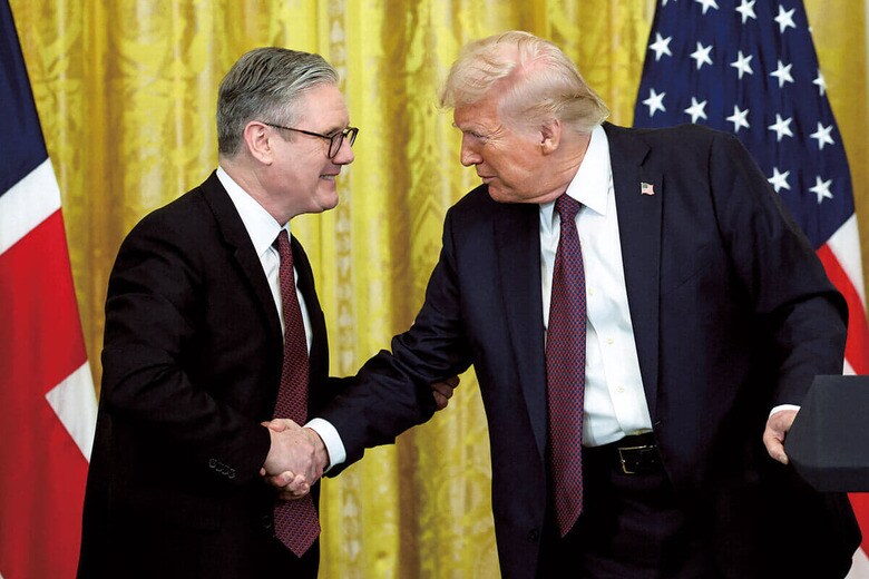 スターマー（左）はまずはトランプ懐柔に成功か　KEVIN LAMARQUE–REUTERS