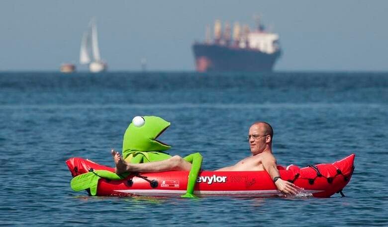 カナダのブリティッシュ・コロンビア州政府は、秋から冬に時計を通常時間に戻さず年間を通してサマータイム（夏時間）とする通年夏時間の導入に向けた法案を提出する方針。写真はボートで涼む男性。ブリティッシュ・コロンビア州バンクーバーで2010年7月撮影（2019年　ロイター／Andy Clark）