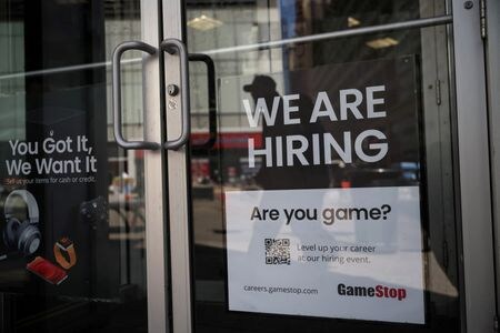 　６月３日、 ５月の米非農業部門雇用は前月比３９万人増加し、賃金もなお力強い伸びだったことから、６月と７月に連続で５０ベーシスポイント（ｂｐ）の利上げに動こうとしている米連邦準備理事会（ＦＲＢ）に軌道修正を迫る内容ではなかった。写真は４月、ニューヨークの店舗に出された求人の貼り紙。４月撮影（２０２２年　ロイター/Shannon Stapleton）