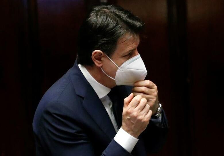イタリアのコンテ首相（写真）は、新型コロナウイルス感染防止に向けたロックダウン（都市封鎖）措置を段階的に解除するための指針を発表した。下院議会で21日撮影（2020年　ロイター/Remo Casilli）