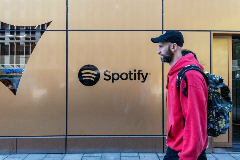 世界最大級のオーディオストリーミングサービス、スポティファイのロゴ。スウェーデン人の創業者2人は大富豪になった（2023年、ストックホルム）Alexanderstock23 -Shatterstock