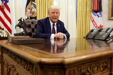 ロイター／イプソスが２１─２３日にかけ実施した世論調査によると、トランプ米大統領の支持率は４４％と、前週から変わらず。写真は１月撮影（２０２５年　ロイター/Kevin Lamarque）