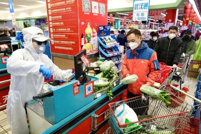 中国湖北省の衛生当局は２月１３日、新型コロナウイルスによる肺炎の死者が１２日時点で２４２人増え、合計１３１０人になったと発表した。同省武漢市のスーパーで２月１２日撮影。（２０２０年　ロイター/China Daily）