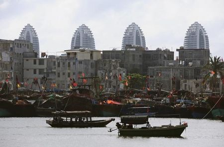 中国南部の観光地、海南省三亜市は３日、新型コロナウイルスの集団感染発生を受け、翌４日から市内の大半の地域でロックダウン（都市封鎖）を行うと発表した。写真は、海岸から映した同市の様子。２０１２年４月１８日に撮影。（２０２２年　ロイター／China Daily ）