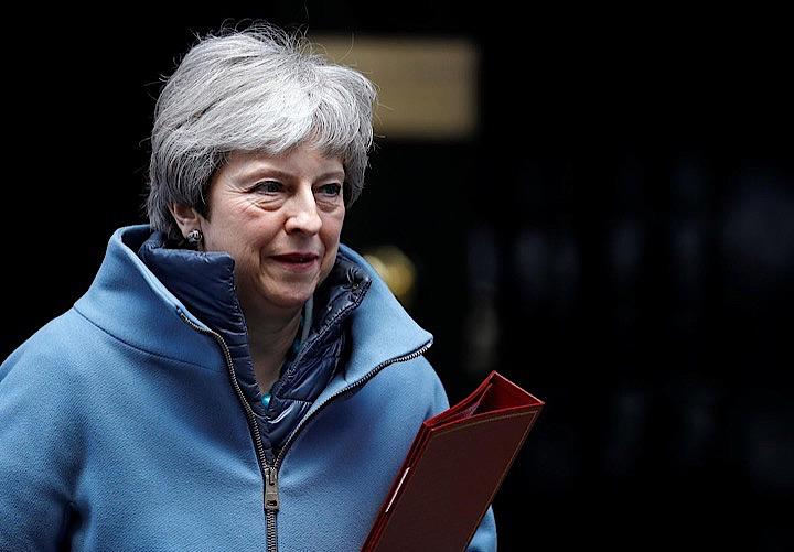 英国のメイ首相は、議会が３度目の採決で自身の欧州連合（ＥＵ）離脱協定案を可決すれば辞任する意向を表明したが、同案に強硬に反対する勢力を翻意させることはできなかった。２０１７年３月撮影（２０１９年　ロイター/Peter Nicholls）