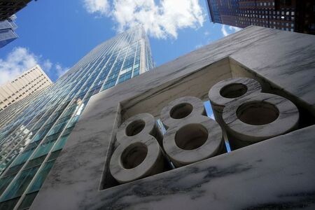 　３月２９日、米投資会社がマージンコール（委託証拠金の追加差し入れ要求）に応じられずデフォルト（債務不履行）を起こしたことで、国際業務を展開する一部の銀行が何十億ドルもの損失を出す可能性に直面している。写真は同日、アーケゴスが入居しているとされるニューヨークのビルで撮影（２０２１年　ロイター/Carlo Allegri）