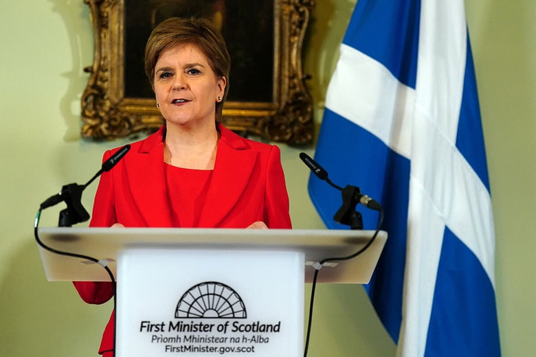 スタージョンは最大の政治目標であるスコットランド独立を実現できずに辞任した（2月15日、エディンバラ）　Jane Barlow/Pool via REUTERS