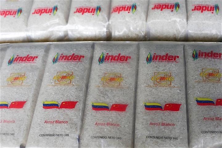 カリブ海に面したベネズエラのデルタアマクロ州で、中国の建設会社が、故チャベス大統領との間で大胆な合意を交わした。その中国プロジェクトで、数百万人の生活を支えられるようになるはずだった。写真はベネズエラの精米所で作った米の袋に描かれた中国とベネズエラ国旗。２０１８年撮影（２０１９年　ロイター/Manaure Quintero）