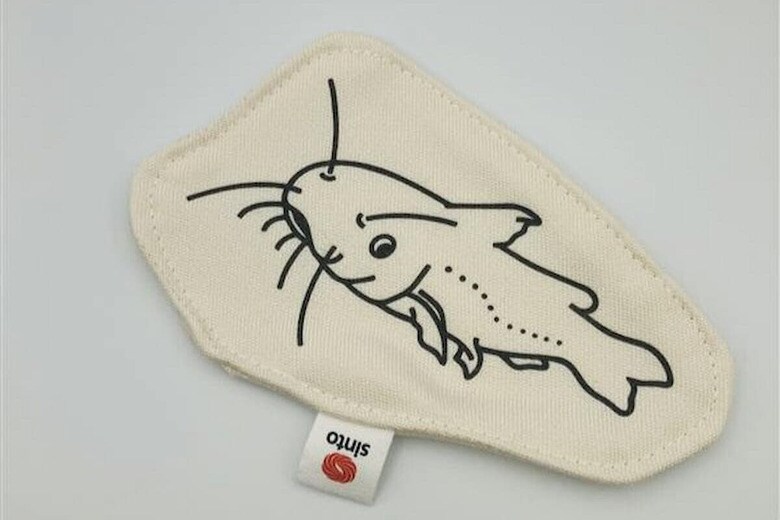 天然記念物「ネコギギ」をデザインしたコースター。「集塵機フィルターの端材」で作られた　写真提供：近藤印刷