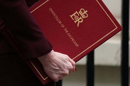 英予算責任局（ＯＢＲ）は２６日、２０２５年の英国内総生産（ＧＤＰ）成長率見通しを１．０％とし、昨年１０月の前回見通しの半分に引き下げた。（２０２５年　ロイター/Hannah McKay）