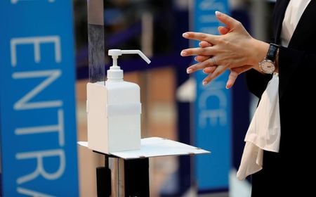 　１１月１２日、国内の複数メディアによると、全国で発表された新型コロナウイルスの新規感染者が過去最多となった。写真は羽田空港で６月撮影（２０２０年　ロイター／Kim Kyung-Hoon）