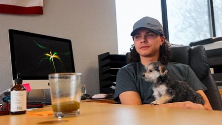 　４月２１日、  童顔で両耳にイヤリングを着けたイサイヤ・ターナーさん（写真）は、中高年に多いステレオタイプのトランプ氏支持者には見えない。ウィスコンシン州ミルウォーキーの事務所で１７日撮影（２０２４年　ロイター/Eric Cox）