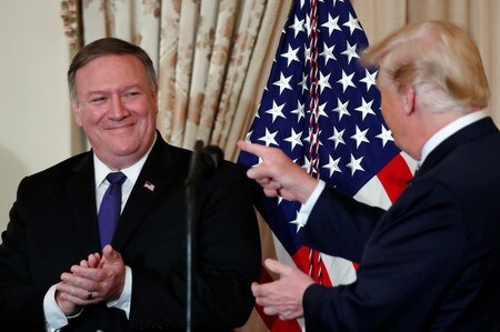 　５月２日、米国のポンペオ新国務長官（左）は、北朝鮮の非核化に向けた取り組みは「始まったばかり」で、結果は「不確定」との認識を示した。写真右は同長官の宣誓式に出席したトランプ米大統領（２０１８年　ロイター/Jonathan Ernst）