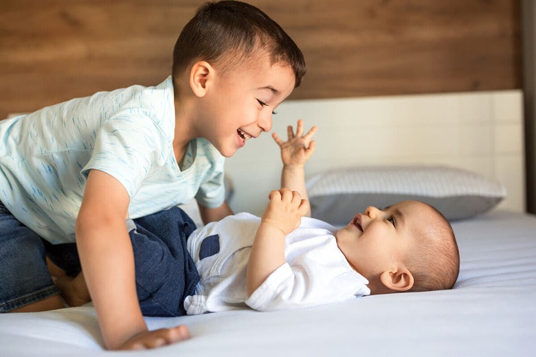 出生時の性比は、わずかに男児の方が多いことが知られている（写真はイメージです）　didesign021-iStock