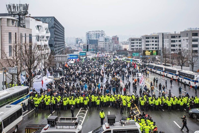 尹錫悦大統領がいる官邸周辺では反尹派の集会参加者たちが8車線道路を塞いだため、警察が不測の事態に備えている（筆者撮影）