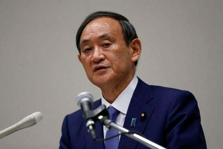 菅義偉官房長官は3日午前の会見で、自民党総裁選での注目点の一つである消費税の扱いについて、すでにコロナ対策として収入が減少した事業者には消費税も納入猶予の対象となっていると指摘。2日都内で撮影(2020年　ロイター/Issei Kato)