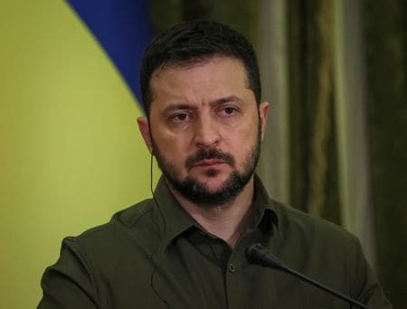 ウクライナのゼレンスキー大統領はエジプトで開催中の気候変動枠組み条約第２７回締約国会議（ＣＯＰ２７）向けのビデオメッセージで、ロシアによるウクライナ侵攻が世界各国を気候変動対策から遠ざけていると述べた。写真は１０月２５日、首都キーウ（キエフ）で記者会見するゼレンスキー大統領（２０２２年　ロイター／Gleb Garanich）
