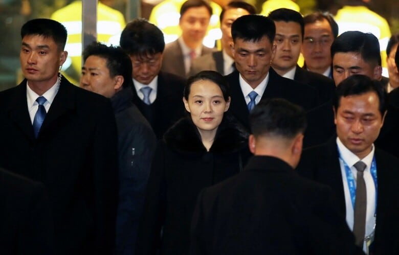 ２月２２日、韓国政府は、北朝鮮の金正恩・朝鮮労働党委員長の妹、金与正（キム・ヨジョン）・党第１副部長など同国の政府高官が平昌冬季五輪にあわせて韓国に３日間滞在した費用、約２億４０００万ウォン（２２万３２３７ドル）を負担した。写真は１０日、江陵市で韓国主催の晩さん会に出席する金与正氏（中央）。提供写真（2018年　ロイター）