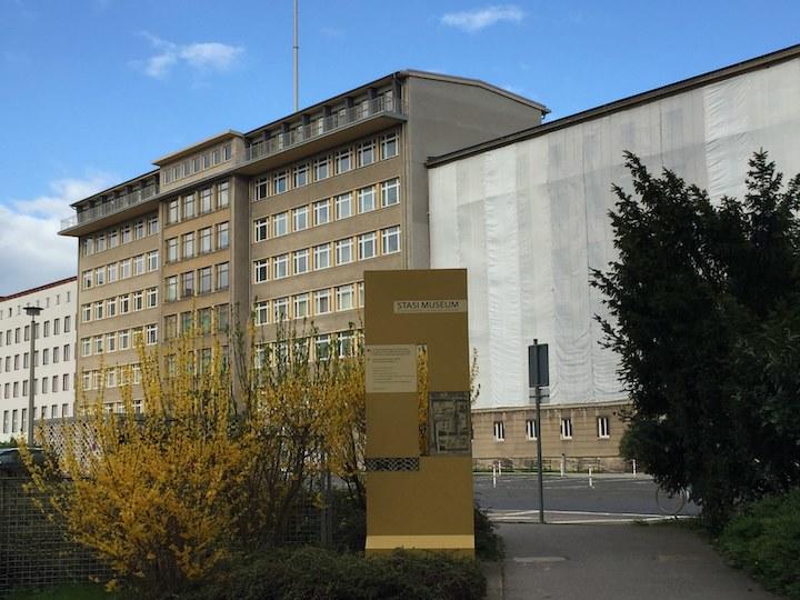 ベルリンにあった旧東ドイツ国家保安局（シュタージ）。現在はシュタージ博物館となっている。 シュタージ博物館　撮影：武邑光裕