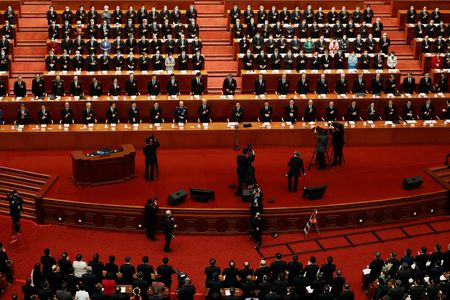 中国の全国人民代表大会（全人代、国会に相当）の栗戦書常務委員長は８日、食糧安全保障の確保に向けて新法を制定するほか、会社法や破産法、独占禁止法、鉱物資源に関する法律の改正を行う方針を示した。写真は３月８日、北京で撮影（２０２２年　ロイター/Carlos Garcia Rawlins）