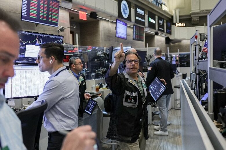 米ニューヨーク証券取引所のフロアで１５日撮影。REUTERS/Jeenah Moon