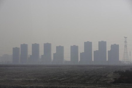 　１２月１８日、中国・天津の当局は、大気汚染が悪化し市がスモッグに覆われたことを受け、航空機数十便の飛行を禁止し、高速道路の大半を閉鎖した。写真は天津市に３月撮影（２０１６年　ロイター/Kim Kyung Hoon）
