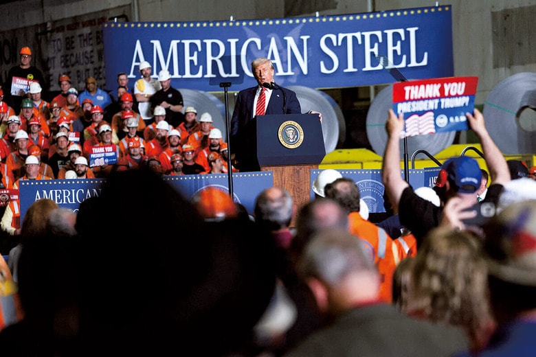 トランプはUSスチールで鉄鋼関税の効果を強調したが（5月30日）　LEAH MILLISｰREUTERS
